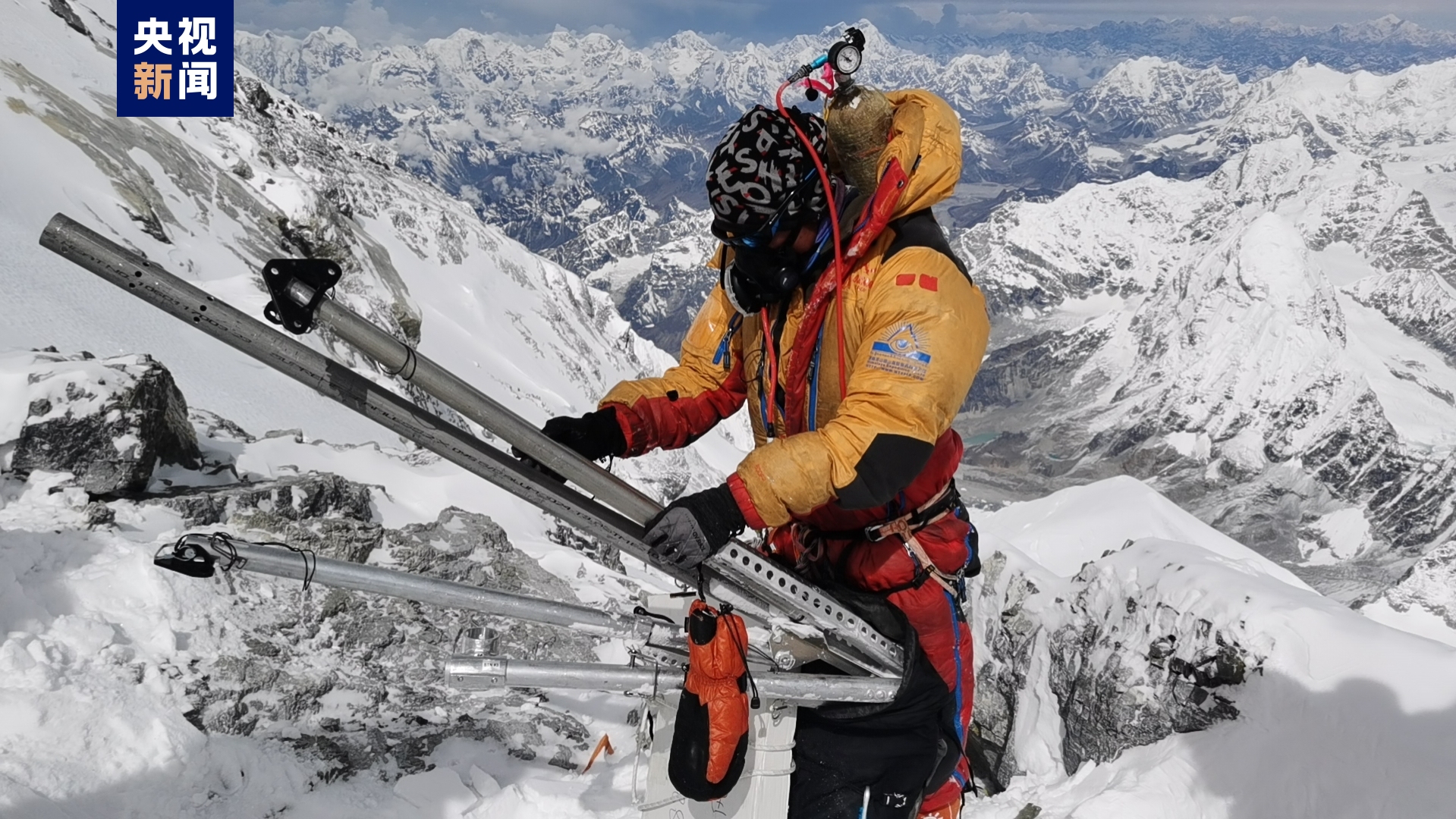 2023“巅峰使命”珠峰科考科考登山队员成功登顶！