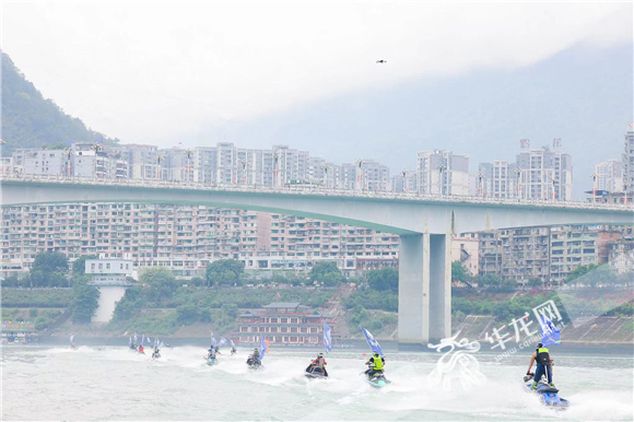 百家融媒重庆行｜欣赏水上运动 全国网媒记者在乌江体验“速度与激情”