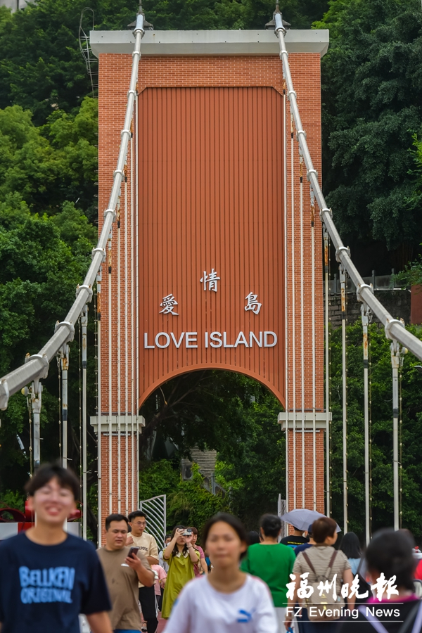 相思桥和“最美婚姻登记处”披红妆 红砖风貌让爱情岛浪漫升级