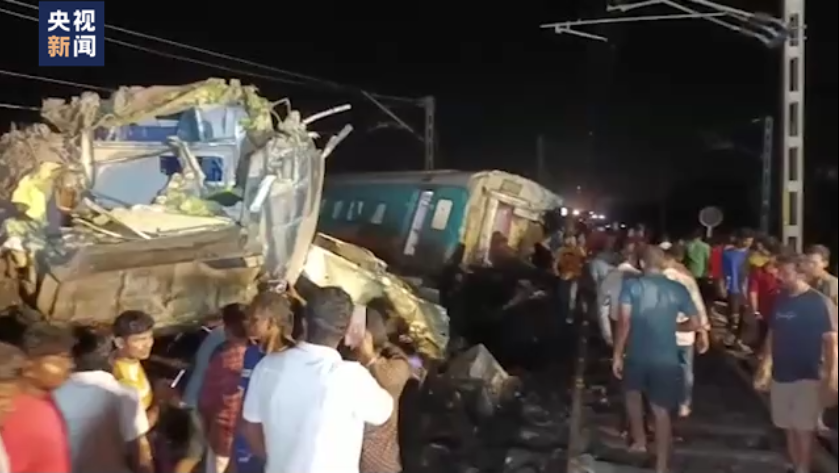 印度列车脱轨相撞事故已造成207人死亡、900人受伤