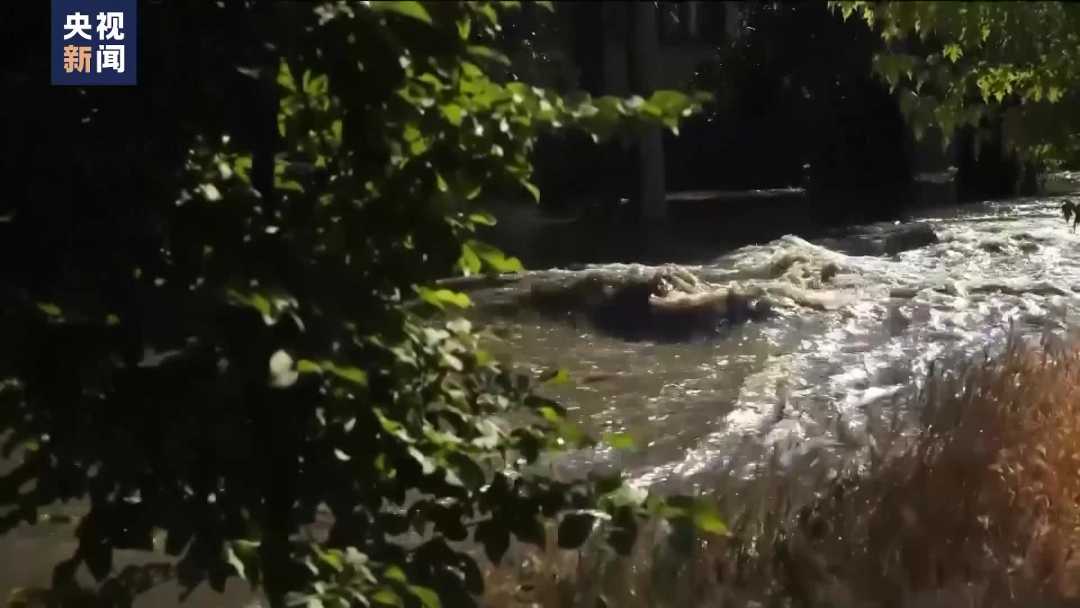 卡霍夫卡水电站大坝受损导致洪灾 灾区民众被疏散