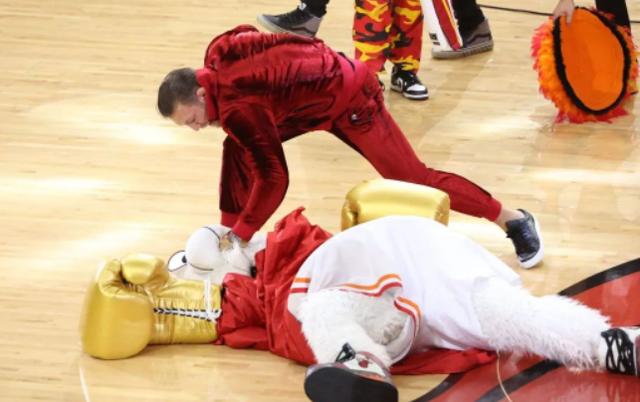 拳王现身NBA总决赛宣传止痛药 将NBA吉祥物两拳揍晕