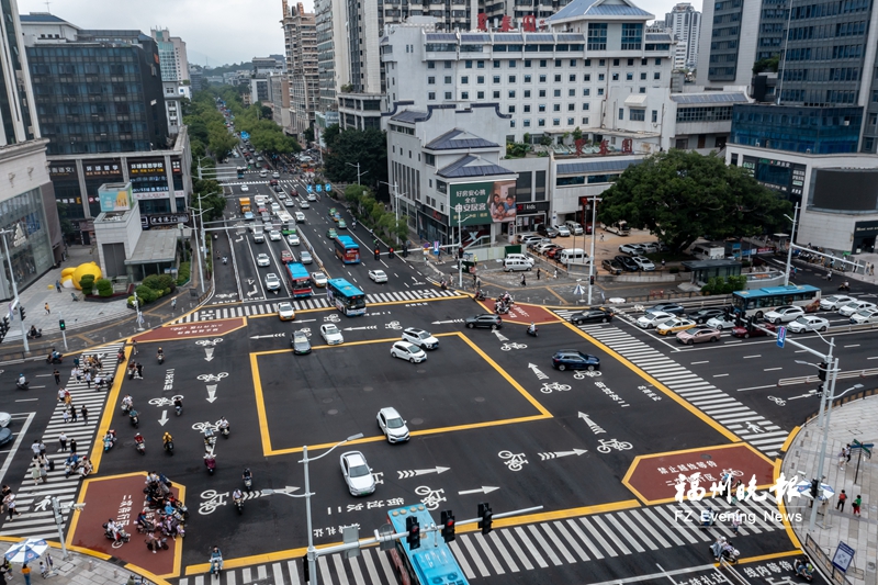 福州东街口“新版斑马线”亮相 像大型飞行棋