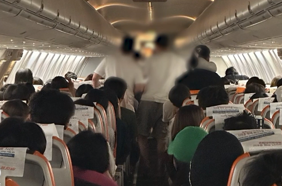 1个月内第2起！韩国一客机飞行中有乘客试图强行开舱门