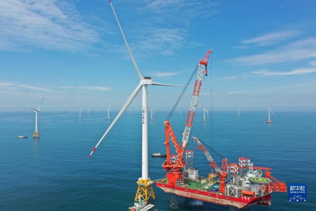 全球首台16兆瓦海上风电机组在福建成功吊装
