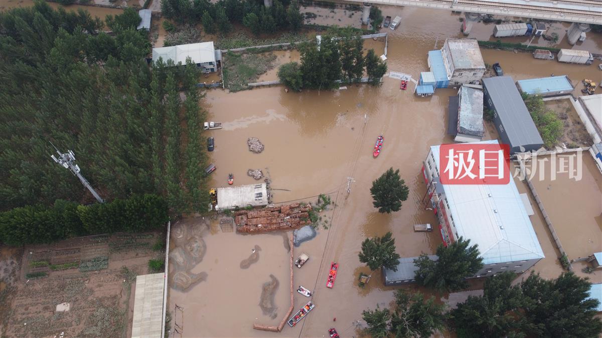 直击涿州洪灾孤岛刁窝村：民房门窗变形无法关闭，部分区域小马力救援艇难以靠近