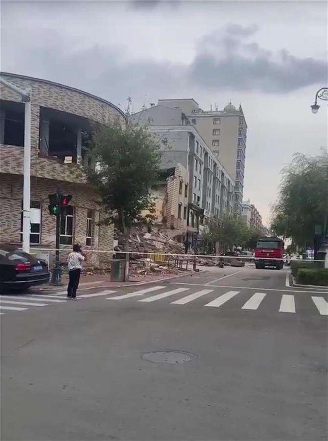 黑龙江佳木斯一宾馆突然坍塌，官方：暂不清楚是否有伤亡