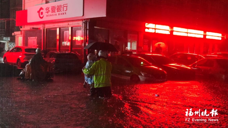 福州交警全员出动抗击台风“海葵” “荧光绿”成为风雨中最美“警”色