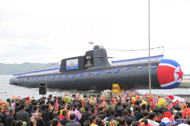 朝鲜第一艘战术核潜艇下水，金正恩出席