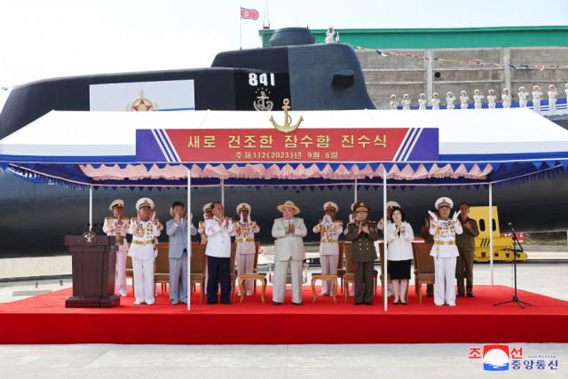 朝鲜第一艘战术核潜艇下水，金正恩出席