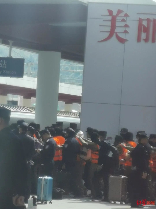云南临沧站，电诈人员连成一串“依警还乡”