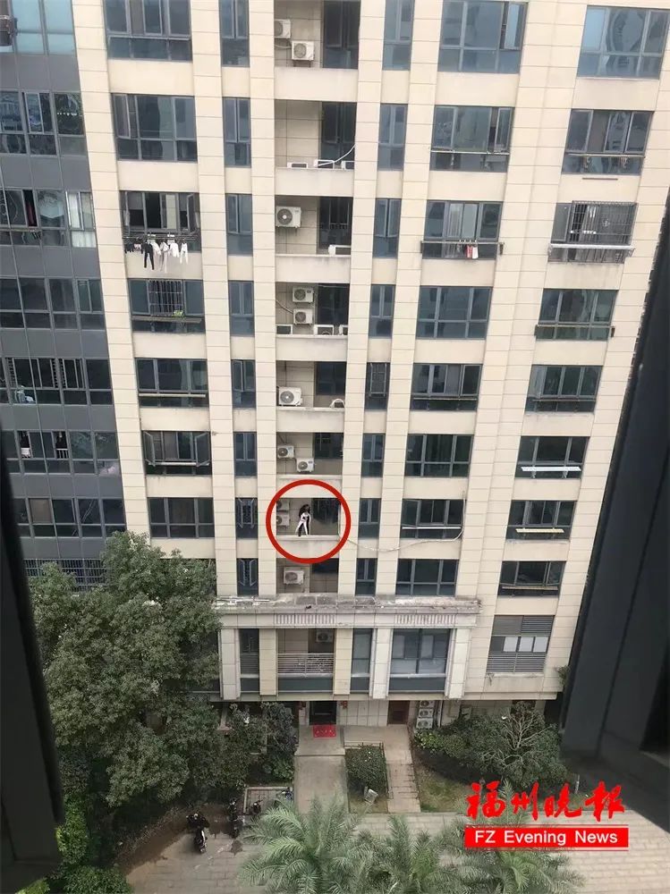 突发！福州一小学生悬在四楼外，他冒死出手……