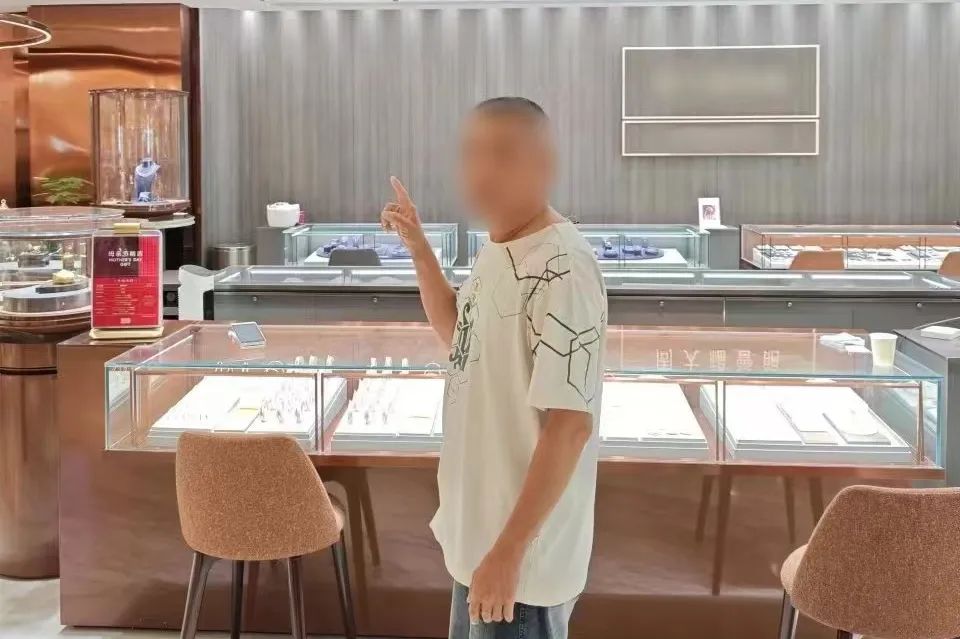 “霸道总裁”大量买黄金？男子被警方带走！