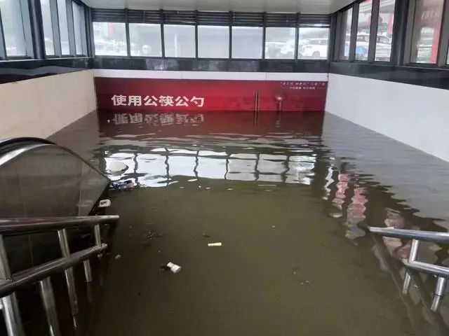 1小时降水等于54个西湖！“像在瀑布里行走”，长沙暴雨刷屏