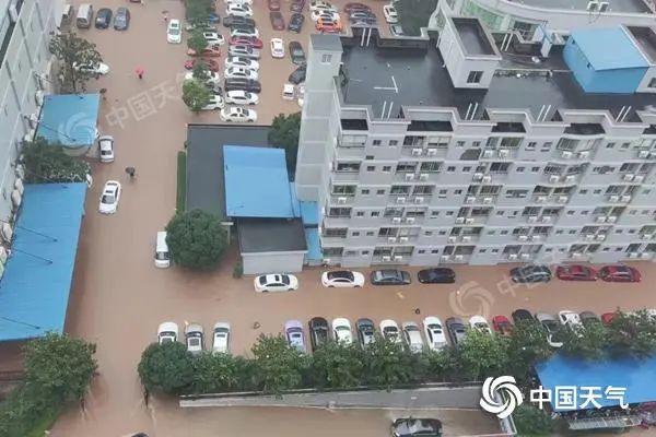 1小时降水等于54个西湖！“像在瀑布里行走”，长沙暴雨刷屏
