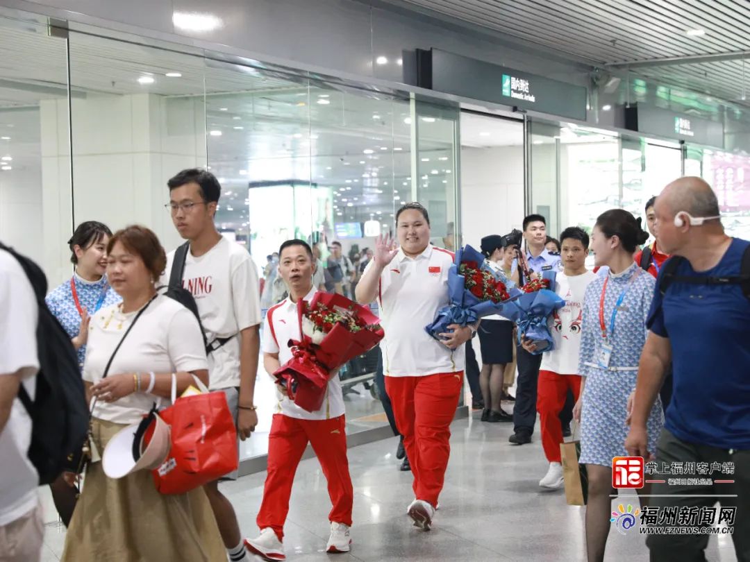 载誉归来！奥运冠军李发彬、李雯雯到福州了！