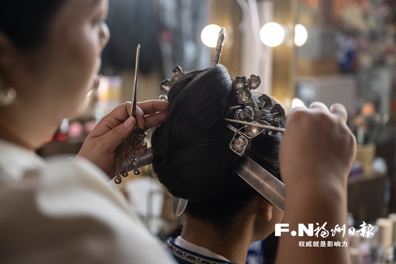 福州“三把刀”妆束如何长红？