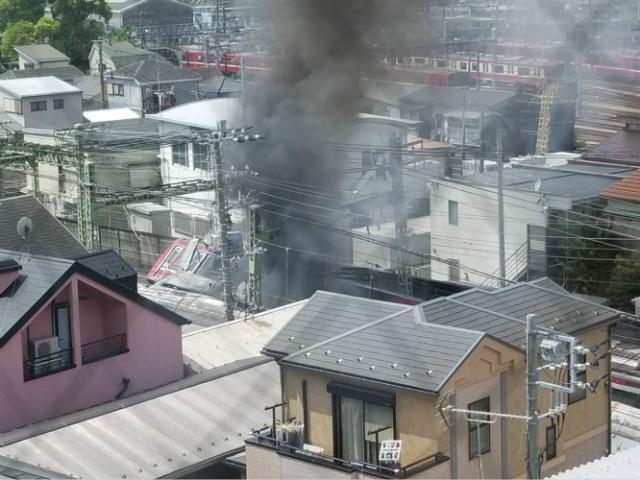 日本列车撞上卡车后脱轨，已造成32人受伤
