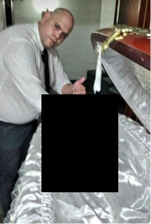 激起众怒！殡仪馆工作人员晒与马拉多纳遗体被开除