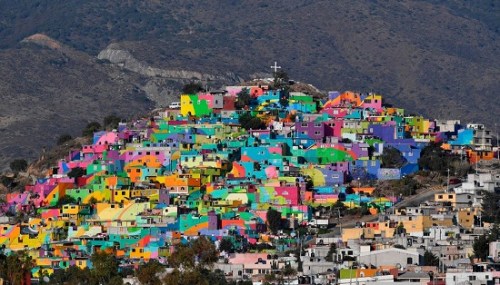 街头艺术家为墨西哥小镇披五彩“新衣”