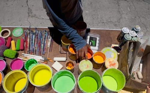 街头艺术家为墨西哥小镇披五彩“新衣”