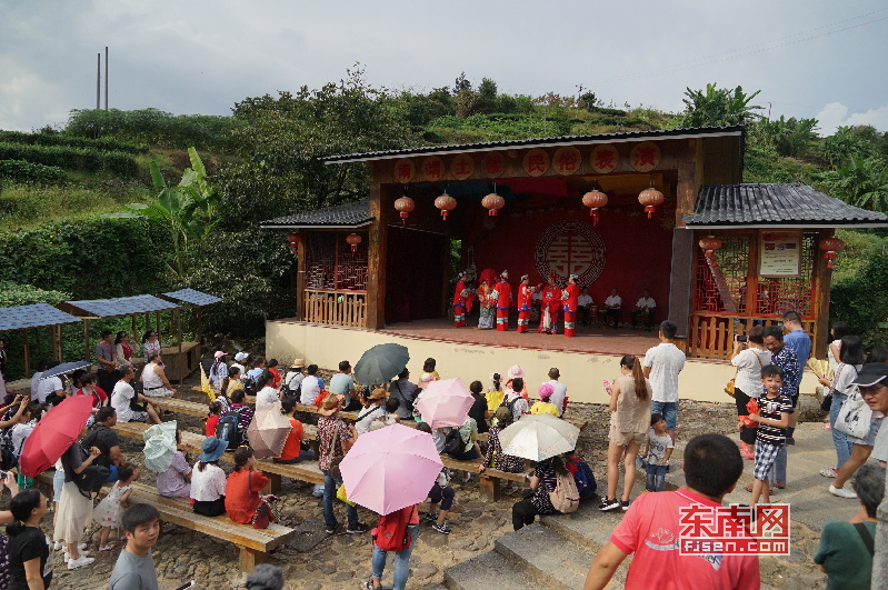 “十一”黄金周南靖土楼迎客流高峰旅游秩序井然