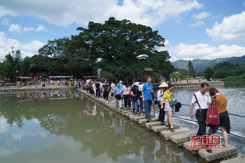 “十一”黄金周南靖土楼迎客流高峰旅游秩序井然