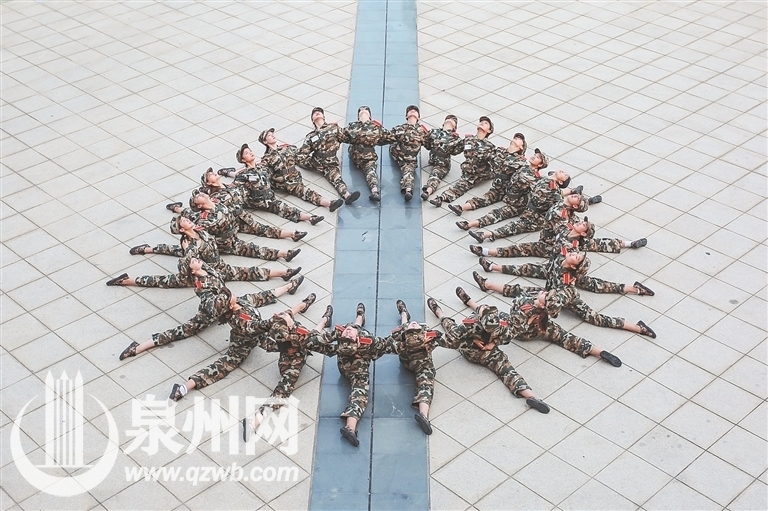 厦大嘉庚学院舞蹈生别样军训　“一字马”获点赞