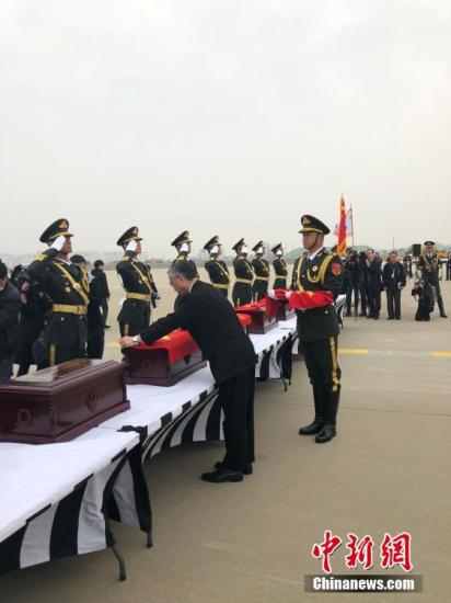韩国军方移交20具在韩中国人民志愿军遗骸