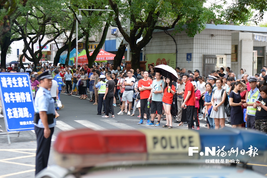 高考启幕榕3.2万考生奔赴考场 一城守护一城温暖