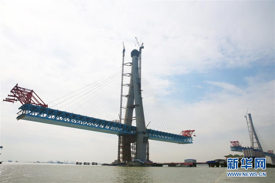 沪通长江大桥南主塔突破300米