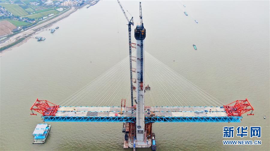 沪通长江大桥南主塔突破300米