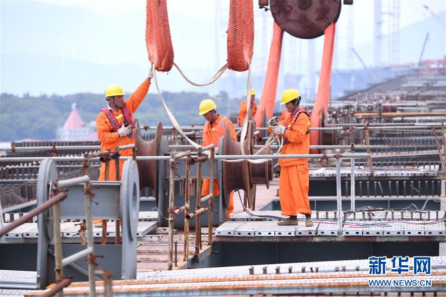 平潭海峡公铁两用大桥全桥非通航孔钢桁梁全部架设完成