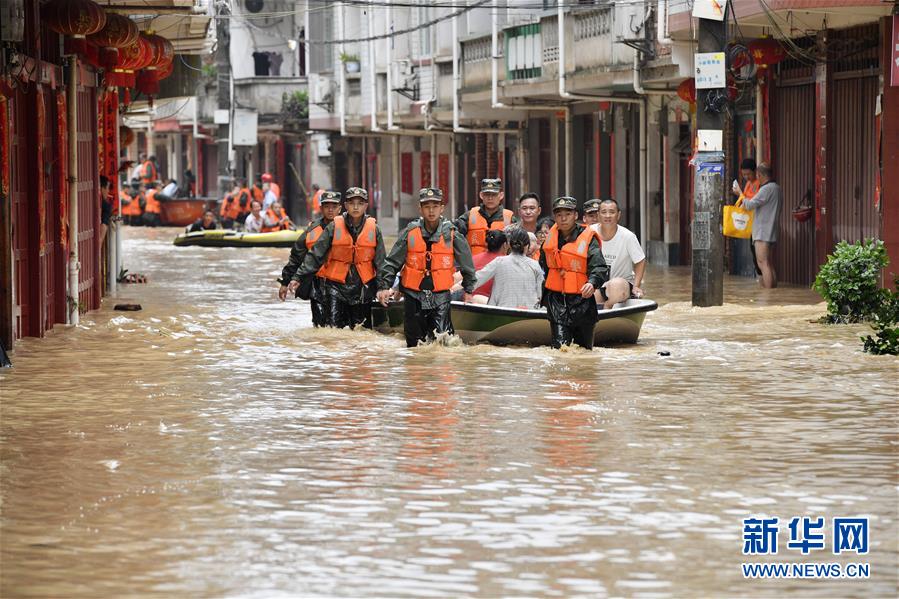 三明：强降雨导致城镇内涝　武警官兵转移被困群众