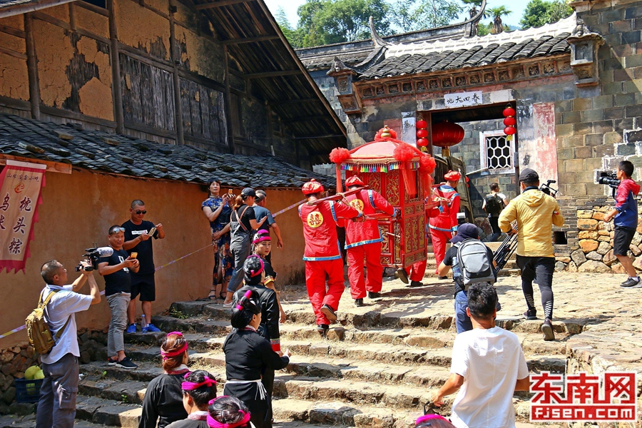 赏畲族婚俗