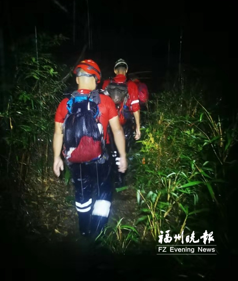 6名游客被困鼓岭后山 16名志愿者冒雨进山搜救