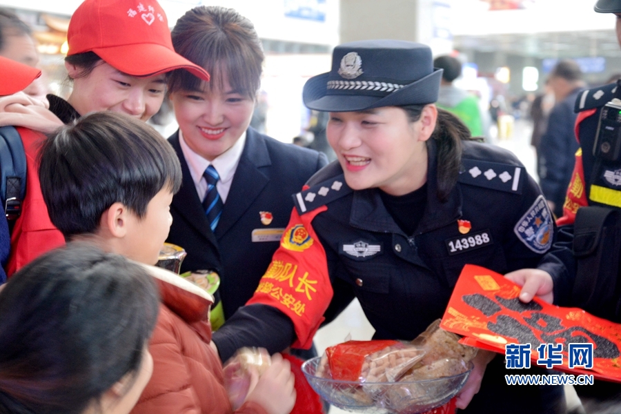 福州铁警开展“警民同乐过小年”活动