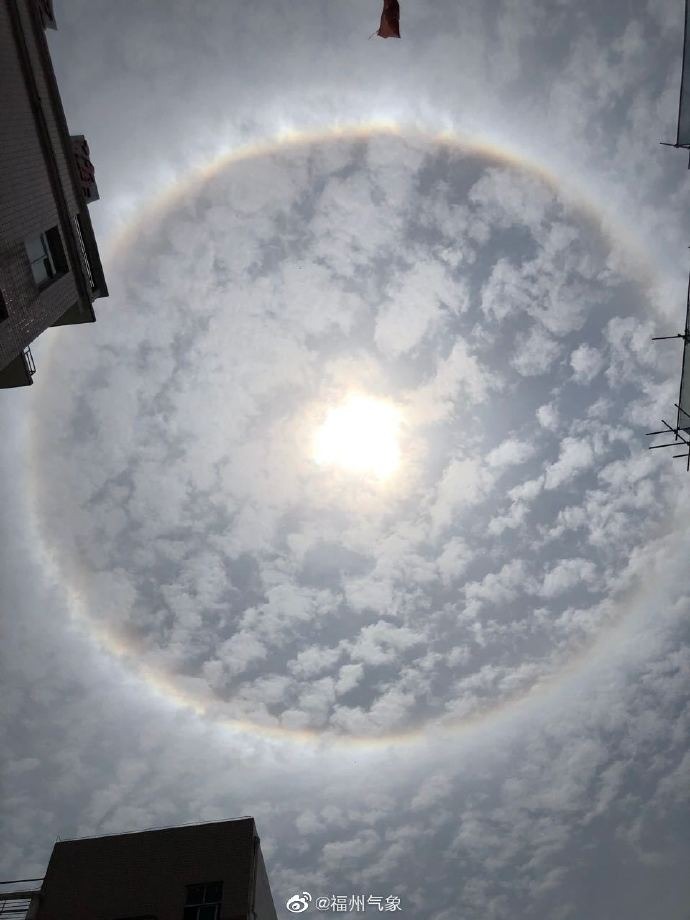 酷炫！福州太阳自带彩色“光环”！