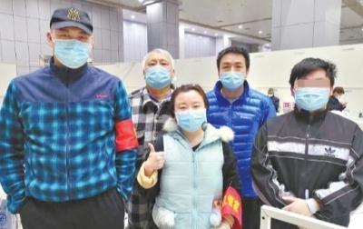 单亲妈妈领证前夕感染新冠，未婚夫不离不弃终携手