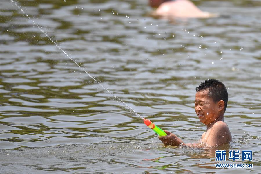 长春：戏水享清凉