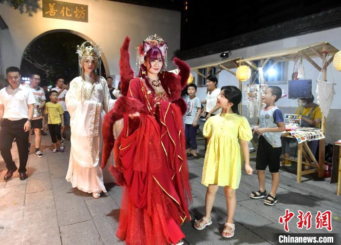 福州一沉浸式体验文化夜市走红 传统非遗点“亮”夜生活