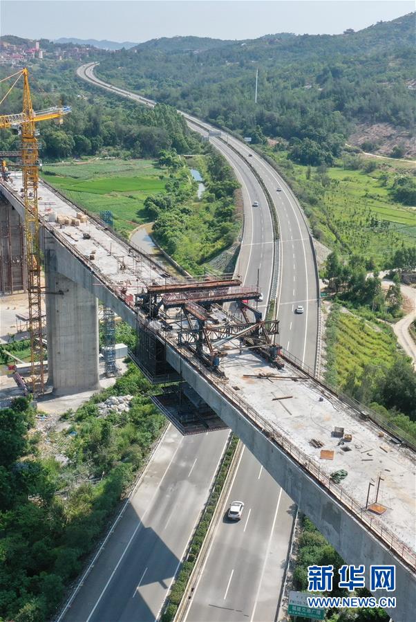 新建福厦铁路跨斗尾疏港高速公路特大桥中跨合龙