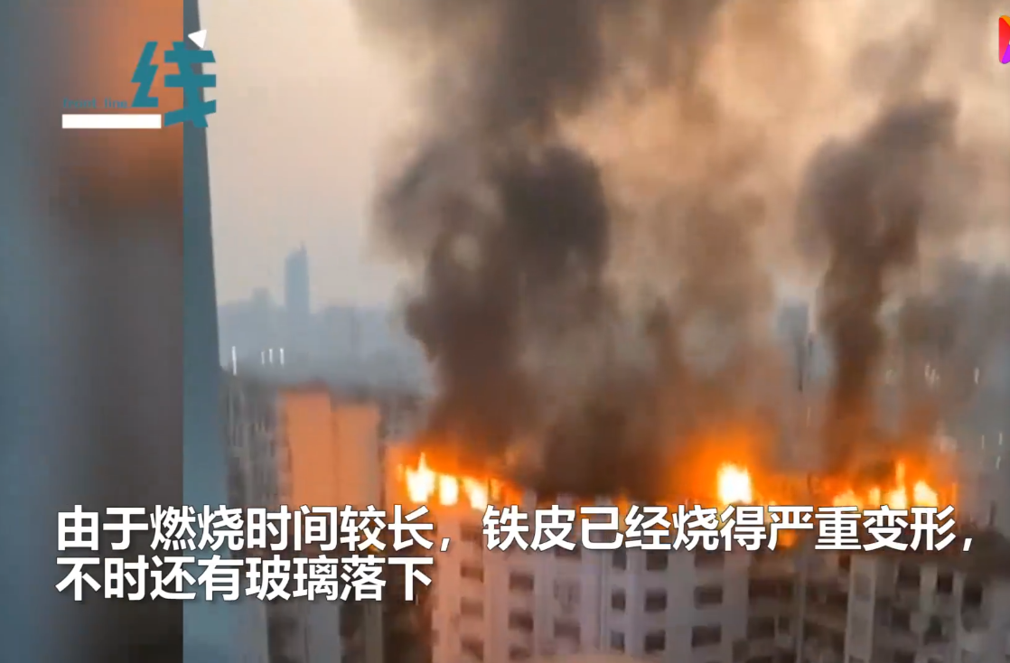现场曝光！南宁一小区楼顶烧成火海，浓烟滚滚火光冲天