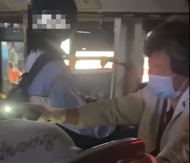 老奶奶被让座后为读书学生打光 网友：温暖的画面