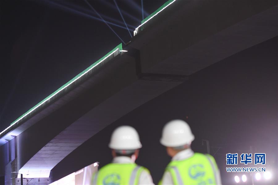 新建福厦铁路西溪特大桥跨杭深铁路转体梁成功转体