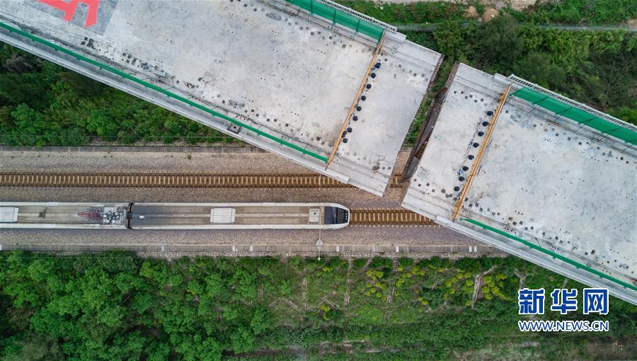 新建福厦铁路西溪特大桥跨杭深铁路转体梁成功转体