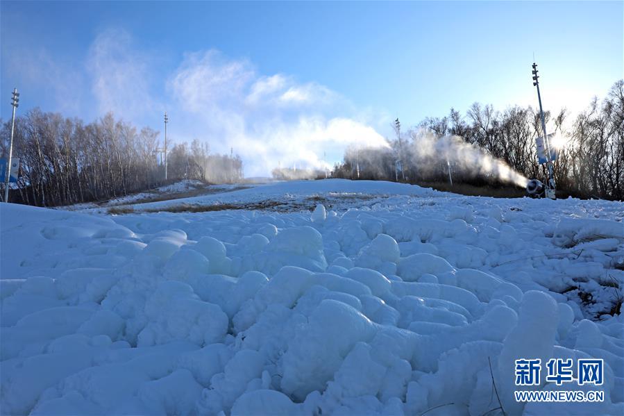 河北崇礼：人工造雪 为滑雪季做准备