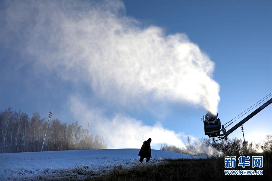 河北崇礼：人工造雪 为滑雪季做准备