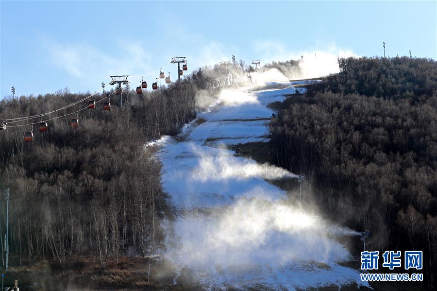 河北崇礼：人工造雪 为滑雪季做准备