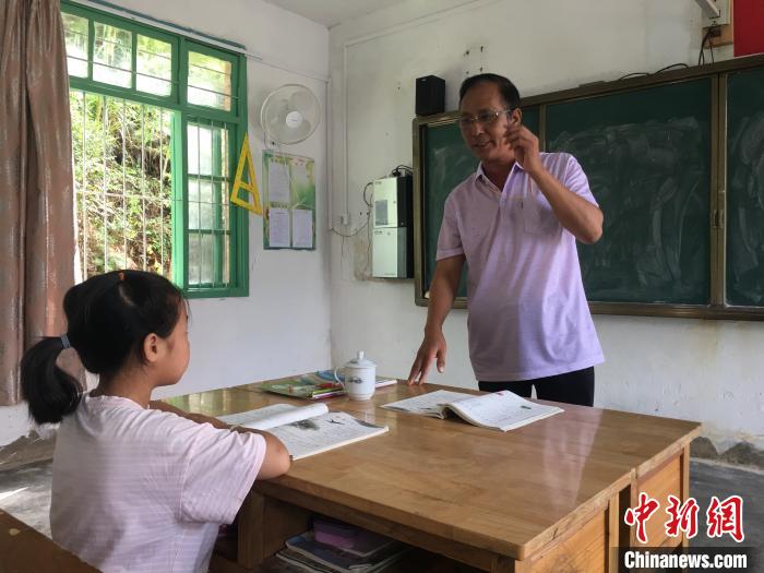 乡村教师扎根大山40余年：舍不得那些“求知的眼睛”
